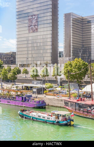 Barche sul fiume Senna davanti alla biblioteca nazionale francese, Quai François Mauriac Foto Stock