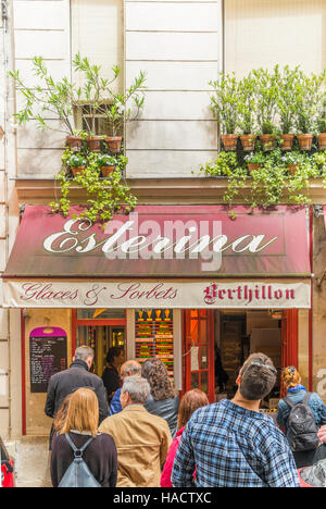 I turisti in coda al di fuori del esterina gelateria per il famoso berthillon gelato Foto Stock