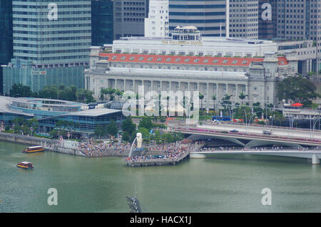 SINGAPORE - Luglio 23rd, 2016: Fullerton Hotel e grattacieli al Marina Bay Foto Stock
