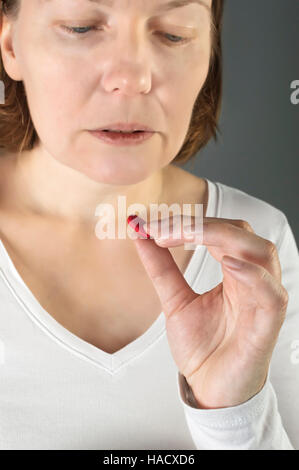 Close up della donna prendendo in pillole. Medicina, sanità concetto. Foto Stock