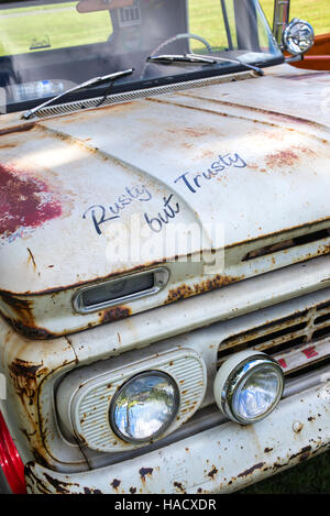 Vecchio arrugginito Chevrolet pickup. Regno Unito Foto Stock