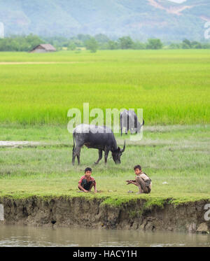 Due ragazzi giocare presso la riva del fiume Kaladan, vicino a Mrauk U in stato di Rakhine di Myanmar. Foto Stock