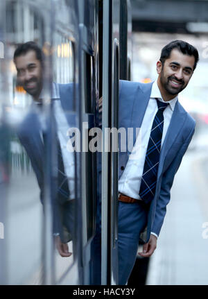 Il Ministro dei trasporti Humza Yousaf alla stazione di Edinburgh Waverley dove ha fatto un annuncio su aggiornamenti della flotta ScotRail. Foto Stock