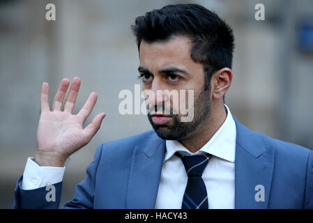 Il Ministro dei trasporti Humza Yousaf alla stazione di Edinburgh Waverley dove ha fatto un annuncio su aggiornamenti della flotta ScotRail. Foto Stock