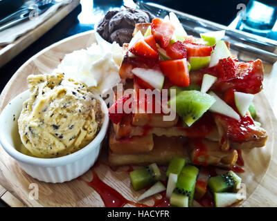 Pane tostato con gelato e frutta Foto Stock
