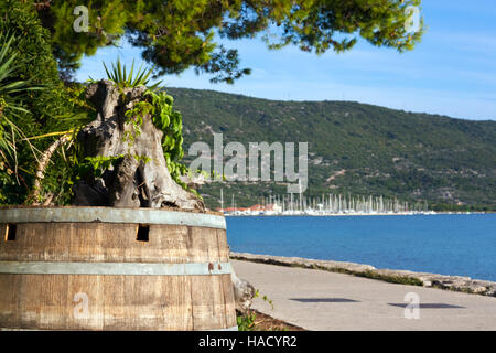 Barile di legno sul lungomare con il porto di Cherso sull isola di Cres in Croazia Foto Stock