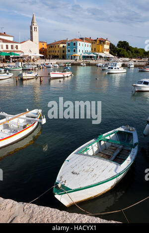 Alcuni di legno barche da pesca nel porto di Fazana in Croazia con il cielo nuvoloso Foto Stock