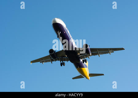 La Monarch Airlines Airbus A321 avvicinando l'Aeroporto di Birmingham, UK (G-OZBF) Foto Stock