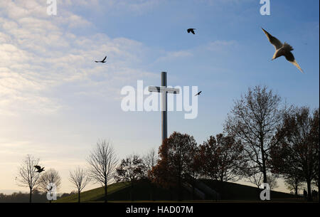 Turisti visitano la croce papale a Dublino di Phoenix Park, originariamente eretto per la visita di Papa Giovanni Paolo II il 29 settembre 1979, come Taoiseach Enda Kenny ha detto Papa Francesco ha confermato il suo viaggio in Irlanda nel mese di agosto 2018 dopo 23 minuti di incontro con lui in Vaticano il lunedì mattina. Foto Stock