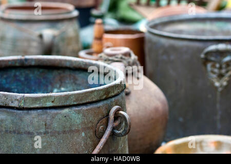 Diversi ferro antico e argilla bollitori e pentole Foto Stock