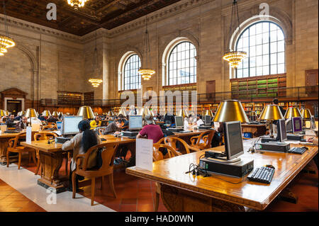 Diverse persone la lettura, la ricerca e lo studio presso il Rose principale sala di lettura della Biblioteca Pubblica di New York. Foto Stock