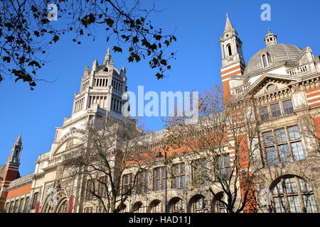 Londra, UK: la facciata esterna del Victoria and Albert Museum a South Kensington Foto Stock