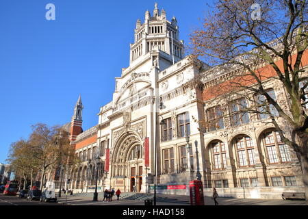 Londra, UK: la facciata esterna del Victoria and Albert Museum a South Kensington Foto Stock