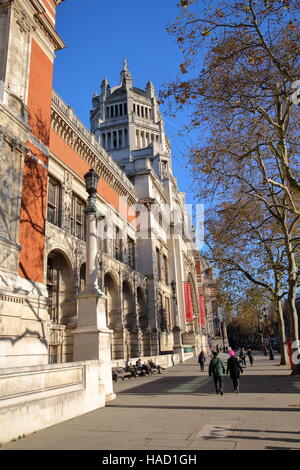 Londra, UK: la facciata esterna del Victoria and Albert Museum a South Kensington Foto Stock