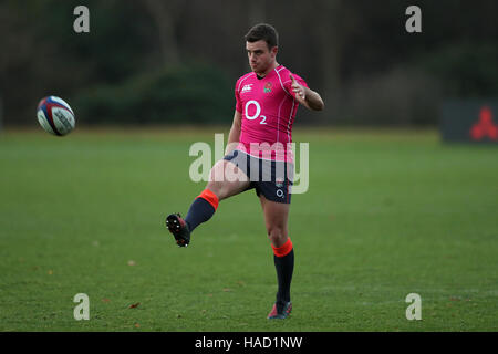 L'Inghilterra del George Ford durante una sessione di formazione a Pennyhill Park, Bagshot. Foto Stock