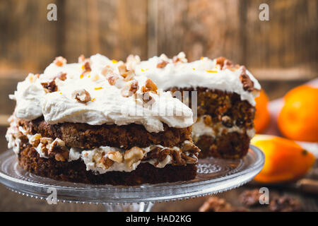 In casa la carota arancione la torta con la glassa di formaggio cremoso, Americana tradizionale tè del pomeriggio trattare Foto Stock