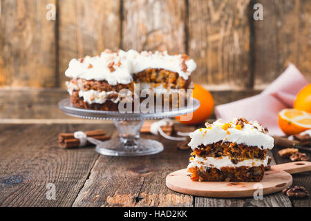 In casa la carota arancione la torta con la glassa di formaggio cremoso, Americana tradizionale tè del pomeriggio trattare Foto Stock