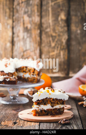 In casa la carota arancione la torta con la glassa di formaggio cremoso, Americana tradizionale tè del pomeriggio trattare Foto Stock