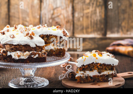 In casa la carota arancione la torta con la glassa di formaggio cremoso, Americana tradizionale tè del pomeriggio trattare Foto Stock