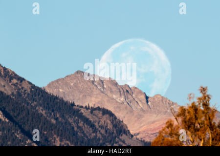 Super Full Moon impostazione a alba sulle montagne rocciose, Salida, Colorado, STATI UNITI D'AMERICA Foto Stock