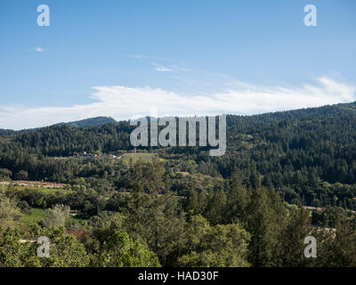 Appollaiato a 300 piedi sopra la città di Calistoga una delle principali aziende vinicole della Napa Valley, Sterling Vineyards, Calistoga, CA Foto Stock