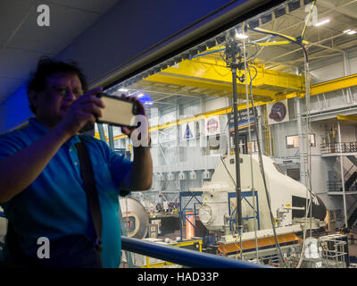 I turisti che visitano il Lyndon B. Johnson Space Center (JSC) è il National Aeronautica and Space Administration's Presidiato Spacecraft Center (NASA, Houston, Texas), dove vengono condotti addestramento, ricerca e controllo dei voli umani. Foto Stock