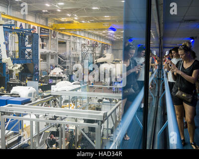 I turisti che visitano il Lyndon B. Johnson Space Center (JSC) è il National Aeronautica and Space Administration's Presidiato Spacecraft Center (NASA, Houston, Texas), dove vengono condotti addestramento, ricerca e controllo dei voli umani. Foto Stock