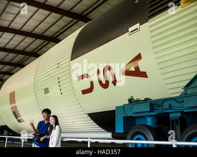 I turisti che visitano il Lyndon B. Johnson Space Center (JSC) è il National Aeronautica and Space Administration's Presidiato Spacecraft Center (NASA, Houston, Texas), dove vengono condotti addestramento, ricerca e controllo dei voli umani. Foto Stock