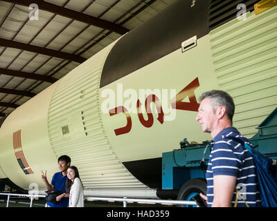 I turisti che visitano il Lyndon B. Johnson Space Center (JSC) è il National Aeronautica and Space Administration's Presidiato Spacecraft Center (NASA, Houston, Texas), dove vengono condotti addestramento, ricerca e controllo dei voli umani. Foto Stock