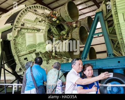 I turisti che visitano il Lyndon B. Johnson Space Center (JSC) è il National Aeronautica and Space Administration's Presidiato Spacecraft Center (NASA, Houston, Texas), dove vengono condotti addestramento, ricerca e controllo dei voli umani. Foto Stock