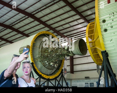 I turisti che visitano il Lyndon B. Johnson Space Center (JSC) è il National Aeronautica and Space Administration's Presidiato Spacecraft Center (NASA, Houston, Texas), dove vengono condotti addestramento, ricerca e controllo dei voli umani. Foto Stock