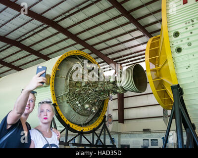 I turisti che visitano il Lyndon B. Johnson Space Center (JSC) è il National Aeronautica and Space Administration's Presidiato Spacecraft Center (NASA, Houston, Texas), dove vengono condotti addestramento, ricerca e controllo dei voli umani. Foto Stock