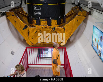 I turisti che visitano il Lyndon B. Johnson Space Center (JSC) è il National Aeronautica and Space Administration's Presidiato Spacecraft Center (NASA, Houston, Texas), dove vengono condotti addestramento, ricerca e controllo dei voli umani. Foto Stock