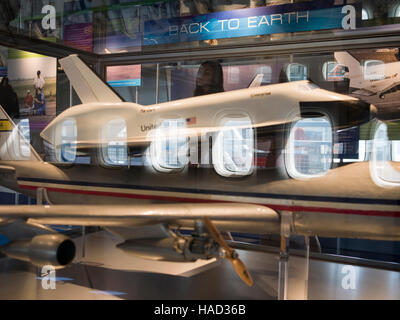 I turisti che visitano il Lyndon B. Johnson Space Center (JSC) è il National Aeronautica and Space Administration's Presidiato Spacecraft Center (NASA, Houston, Texas), dove vengono condotti addestramento, ricerca e controllo dei voli umani. Foto Stock