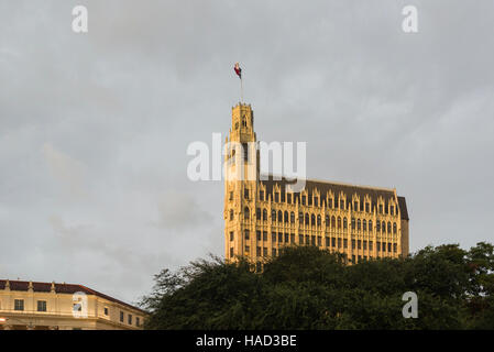 Emily Morgan Hotel Di Fronte All'Alamo A San Antonio Texas. Edificio Storico Con La Bandiera Del Texas Flying On Top. Centro Di San Antonio, Stati Uniti. Foto Stock