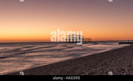 Brighton il bruciato Molo Ovest al tramonto REGNO UNITO Foto Stock