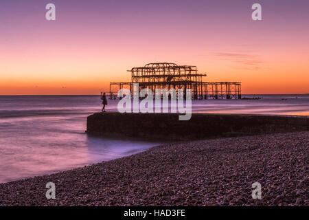 Brighton il bruciato Molo Ovest al tramonto REGNO UNITO Foto Stock