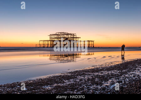 Brighton il bruciato Molo Ovest al tramonto REGNO UNITO Foto Stock