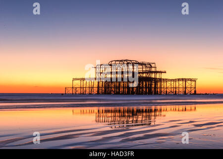 Brighton il bruciato Molo Ovest al tramonto REGNO UNITO Foto Stock