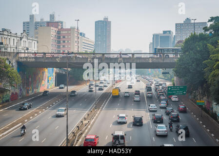 Sao Paulo - Maggio 07, 2016 - Bairro da Liberdade, famoso quartiere Oriental si trova nella città di São Paulo, vista di radiale Leste giapponese e altri come Foto Stock