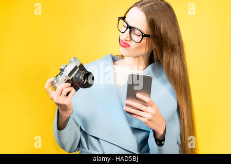 Ritratto colorato della femmina fotografo Foto Stock