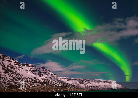 Foto del Northern Lights in Islanda durante l'inverno. Foto Stock