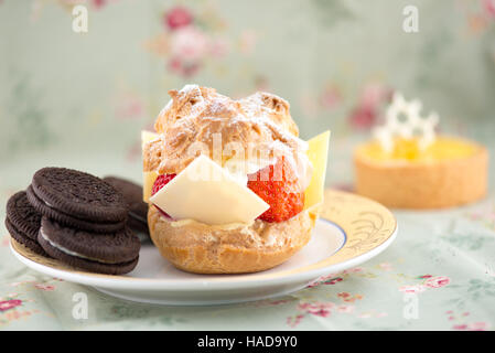 Deliziosa casa puff fragola con biscotti al cioccolato Foto Stock