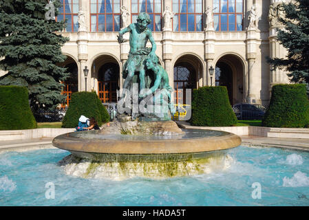 La fontana in Vigadò ter (Inglese : Piazza Vigadò). Sullo sfondo la Vigadò Concert Hall. Foto Stock