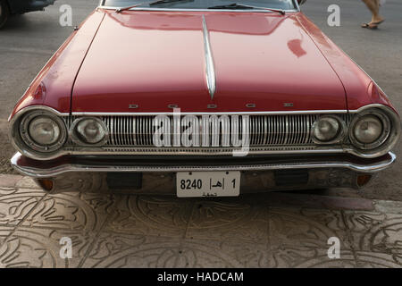 Close-up fotografia e lontano da un vecchio Dodge auto di marca. Foto Stock