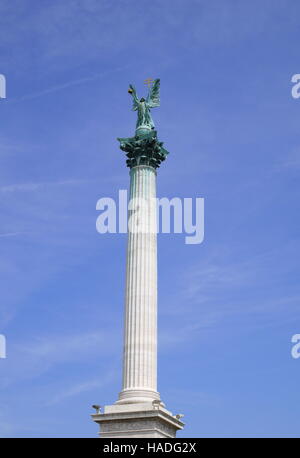 La colonna del Monumento Millenario, con l Arcangelo Gabriele e Vajk (King Stephen) sulla parte superiore, la Piazza degli Eroi, Budapest, Ungheria Foto Stock