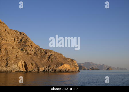 Costa rocciosa della penisola di Musandam, un enclave in Oman Foto Stock