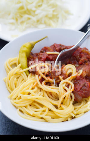 In casa al sugo di carne servita con pasta, feferoni. Foto Stock