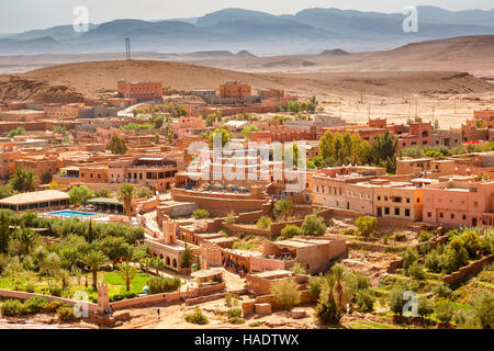 La vista dal Ksar Ait Ben Haddou della circostante campagna Morooccan Foto Stock