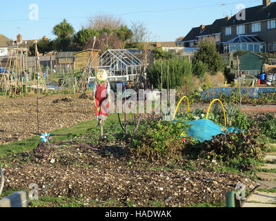 Scarecrow su un giardino di aggiudicazione inglese in inverno in Sussex, Inghilterra Foto Stock